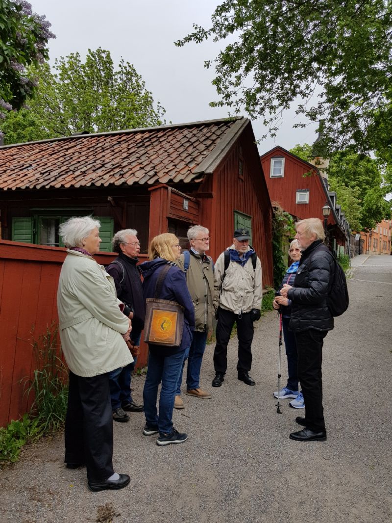 Ulf Bagge från Fogelströmsällskapet guidade oss på en vandring 2019 i Per Anders Fogelströms fotspår i trakterna av Fjällgatan där han bodde och runt Katarina kyrka där han är är begravd.
